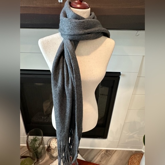 NWT LUCKY BRAND GREY SCRARF - Picture 1 of 8